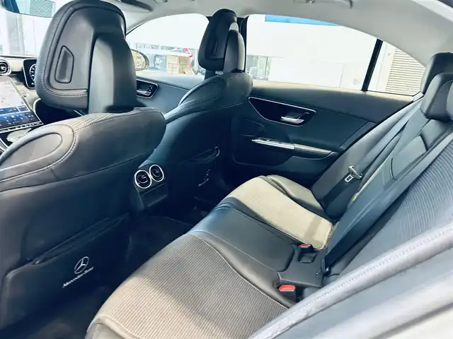 メルセデス・ベンツ Ｃ１８０ アバンギャルド 大阪府 2022(令4)年 2.9万km モハーベシルバー ・ワンオーナー/・スマートキー/・プッシュスタート/・アクティブディスタントアシスト/・アクティブステアリングアシスト/・アクティブレーンチェンジアシスト/・アクティブブレーキアシスト/・アクティブレーンアシスト/・ブラインドスポットモニター/・トラフィックサインアシスト/・アテンションアシスト/・パーキングアシスト/・ハイビームアシスト/・クルーズコントロール(追従式)/・ハーフレザーシート/・前席パワーシート/・前席シートヒーター/・純正メモリナビ/　【Bluetooth・USB・AppleCarPlay・AndroidAuto】/・フルセグTV/・全方位カメラ/・ETC2.0/・ドライブレコーダー(前後録画)/・パワートランク/・LEDヘッドランプ/・純正マット/・保証書/取説/・