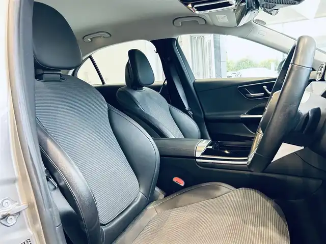 メルセデス・ベンツ Ｃ１８０ アバンギャルド 大阪府 2022(令4)年 2.9万km モハーベシルバー ・ワンオーナー/・スマートキー/・プッシュスタート/・アクティブディスタントアシスト/・アクティブステアリングアシスト/・アクティブレーンチェンジアシスト/・アクティブブレーキアシスト/・アクティブレーンアシスト/・ブラインドスポットモニター/・トラフィックサインアシスト/・アテンションアシスト/・パーキングアシスト/・ハイビームアシスト/・クルーズコントロール(追従式)/・ハーフレザーシート/・前席パワーシート/・前席シートヒーター/・純正メモリナビ/　【Bluetooth・USB・AppleCarPlay・AndroidAuto】/・フルセグTV/・全方位カメラ/・ETC2.0/・ドライブレコーダー(前後録画)/・パワートランク/・LEDヘッドランプ/・純正マット/・保証書/取説/・