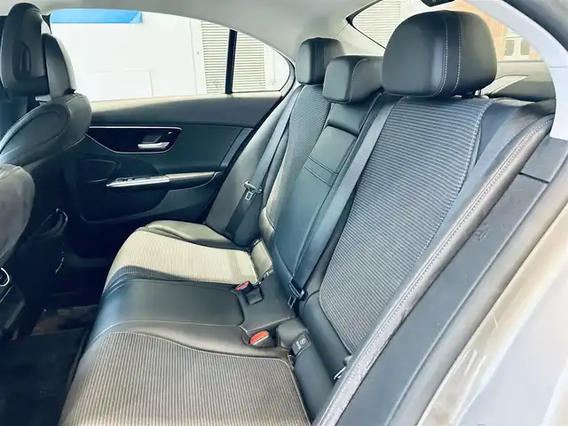 メルセデス・ベンツ Ｃ１８０ アバンギャルド 大阪府 2022(令4)年 2.9万km モハーベシルバー ・ワンオーナー/・スマートキー/・プッシュスタート/・アクティブディスタントアシスト/・アクティブステアリングアシスト/・アクティブレーンチェンジアシスト/・アクティブブレーキアシスト/・アクティブレーンアシスト/・ブラインドスポットモニター/・トラフィックサインアシスト/・アテンションアシスト/・パーキングアシスト/・ハイビームアシスト/・クルーズコントロール(追従式)/・ハーフレザーシート/・前席パワーシート/・前席シートヒーター/・純正メモリナビ/　【Bluetooth・USB・AppleCarPlay・AndroidAuto】/・フルセグTV/・全方位カメラ/・ETC2.0/・ドライブレコーダー(前後録画)/・パワートランク/・LEDヘッドランプ/・純正マット/・保証書/取説/・