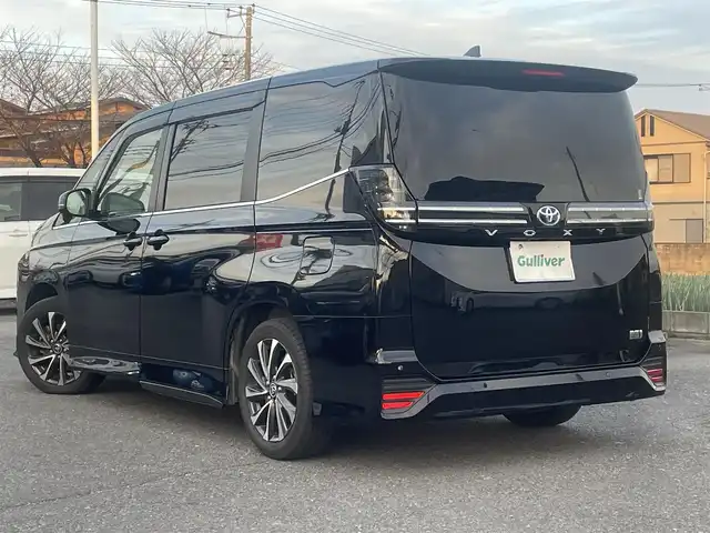 トヨタ ヴォクシー ハイブリッド S－Z 群馬県 2023(令5)年 2.4万km アティチュードブラックマイカ ワンオーナー/純正メモリナビ、地デジ、Bluetooth、CD/バックカメラ/ウインカーミラー/プリクラッシュセーフティ/ブラインドスポットモニター/レーダークルーズコントロール/革巻きステア/前席シートヒーター/ハーフレザーシート/純正フリップダウンモニター/両側パワースライドドア/社外ドライブレコーダー（前後録画）/LEDヘッドライト/ビルトインETC２．０/クリアランスソナー（前後）/オートステップ/AC100V電源/ミラーキャスト/整備手帳、取説