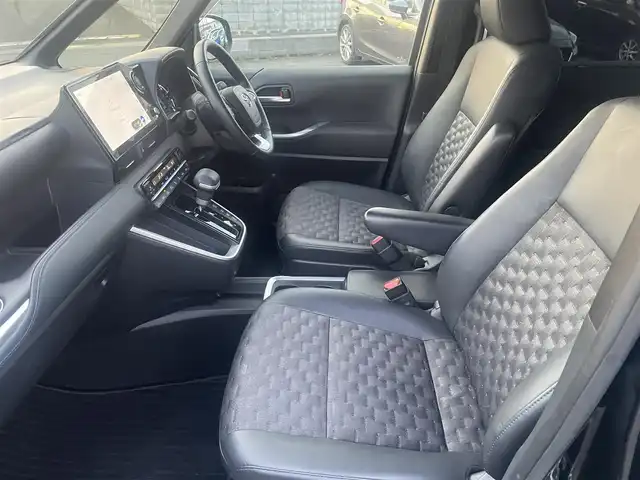 トヨタ ヴォクシー ハイブリッド S－Z 群馬県 2023(令5)年 2.4万km アティチュードブラックマイカ ワンオーナー/純正メモリナビ、地デジ、Bluetooth、CD/バックカメラ/ウインカーミラー/プリクラッシュセーフティ/ブラインドスポットモニター/レーダークルーズコントロール/革巻きステア/前席シートヒーター/ハーフレザーシート/純正フリップダウンモニター/両側パワースライドドア/社外ドライブレコーダー（前後録画）/LEDヘッドライト/ビルトインETC２．０/クリアランスソナー（前後）/オートステップ/AC100V電源/ミラーキャスト/整備手帳、取説