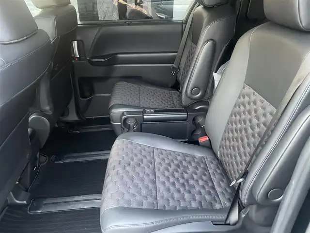 トヨタ ヴォクシー ハイブリッド S－Z 群馬県 2023(令5)年 2.4万km アティチュードブラックマイカ ワンオーナー/純正メモリナビ、地デジ、Bluetooth、CD/バックカメラ/ウインカーミラー/プリクラッシュセーフティ/ブラインドスポットモニター/レーダークルーズコントロール/革巻きステア/前席シートヒーター/ハーフレザーシート/純正フリップダウンモニター/両側パワースライドドア/社外ドライブレコーダー（前後録画）/LEDヘッドライト/ビルトインETC２．０/クリアランスソナー（前後）/オートステップ/AC100V電源/ミラーキャスト/整備手帳、取説