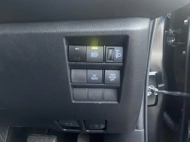 トヨタ ヴォクシー ハイブリッド S－Z 群馬県 2023(令5)年 2.4万km アティチュードブラックマイカ ワンオーナー/純正メモリナビ、地デジ、Bluetooth、CD/バックカメラ/ウインカーミラー/プリクラッシュセーフティ/ブラインドスポットモニター/レーダークルーズコントロール/革巻きステア/前席シートヒーター/ハーフレザーシート/純正フリップダウンモニター/両側パワースライドドア/社外ドライブレコーダー（前後録画）/LEDヘッドライト/ビルトインETC２．０/クリアランスソナー（前後）/オートステップ/AC100V電源/ミラーキャスト/整備手帳、取説