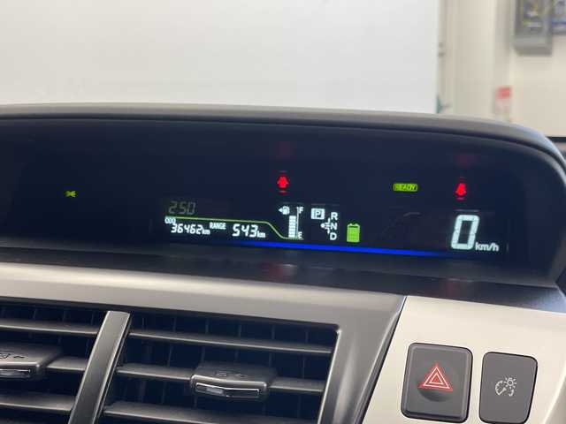 トヨタ プリウス α G 群馬県 2013(平25)年 3.7万km ホワイトパールクリスタルシャイン ３列シート　アルパイン後席モニター　アルパイン8型ナビ　バックカメラ　フルセグTV　ETC　LEDヘッドライト　ステアリングリモコン　スマートキー　衝突被害軽減ブレーキ　クルーズコントロール　禁煙車