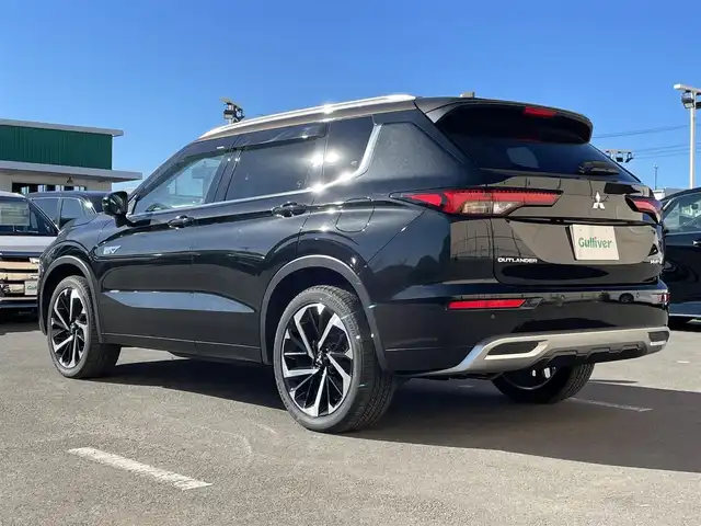 三菱 アウトランダー ＰＨＥＶ P 東京都 2023(令5)年 2.5万km 黒 純正９型ナビ　/サンルーフ　/ＢＯＳＥサウンド　/全周囲カメラ　/追従クルコン　/全席シートヒーター　/パワーシート　/ハンドルヒーター　/電動リア　/置型充電　/AC100V　/パドルシフト　/純正20インチAW　/禁煙