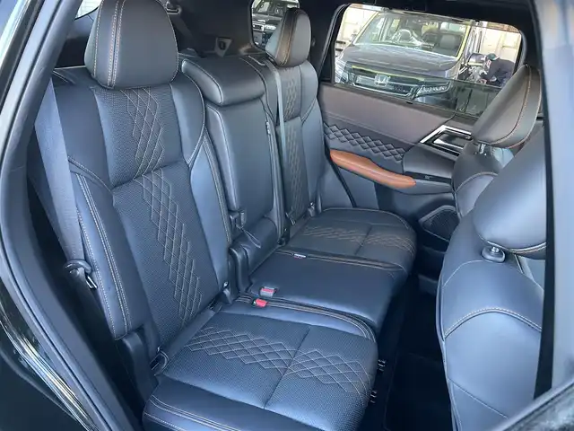 三菱 アウトランダー ＰＨＥＶ P 東京都 2023(令5)年 2.5万km 黒 純正９型ナビ　/サンルーフ　/ＢＯＳＥサウンド　/全周囲カメラ　/追従クルコン　/全席シートヒーター　/パワーシート　/ハンドルヒーター　/電動リア　/置型充電　/AC100V　/パドルシフト　/純正20インチAW　/禁煙