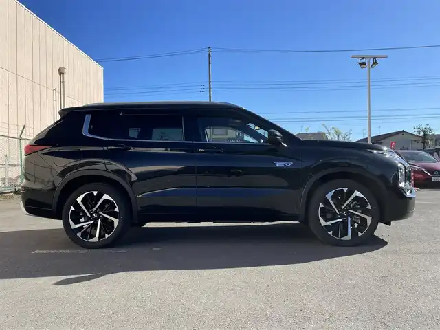 三菱 アウトランダー ＰＨＥＶ P 東京都 2023(令5)年 2.5万km 黒 純正９型ナビ　/サンルーフ　/ＢＯＳＥサウンド　/全周囲カメラ　/追従クルコン　/全席シートヒーター　/パワーシート　/ハンドルヒーター　/電動リア　/置型充電　/AC100V　/パドルシフト　/純正20インチAW　/禁煙