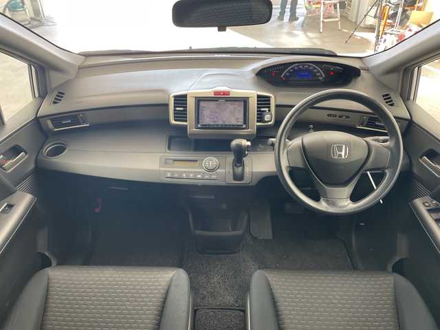 ホンダ フリード スパイク G ジャストセレクション 兵庫県 2011(平23)年 5.5万km アラバスターシルバーメタリック ・リモコンキー/・HIDヘッドライト/・オートライト/・社外１４インチアルミホイール/・フロアマット/・ドアバイザー/・ABS