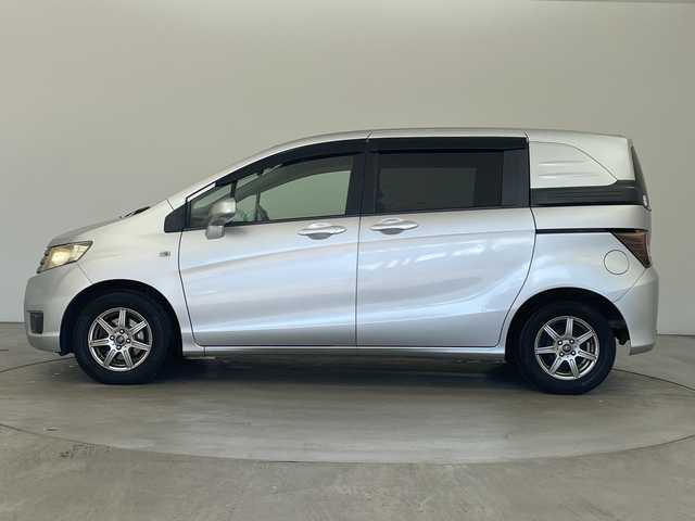 ホンダ フリード スパイク G ジャストセレクション 兵庫県 2011(平23)年 5.5万km アラバスターシルバーメタリック ・リモコンキー/・HIDヘッドライト/・オートライト/・社外１４インチアルミホイール/・フロアマット/・ドアバイザー/・ABS