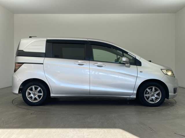 ホンダ フリード スパイク G ジャストセレクション 兵庫県 2011(平23)年 5.5万km アラバスターシルバーメタリック ・リモコンキー/・HIDヘッドライト/・オートライト/・社外１４インチアルミホイール/・フロアマット/・ドアバイザー/・ABS