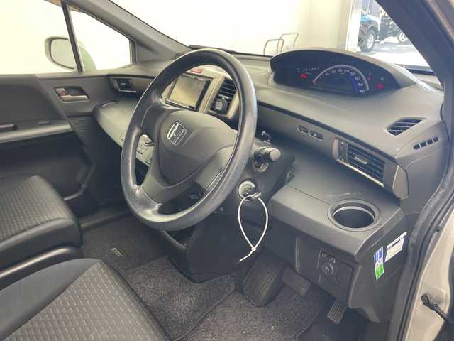 ホンダ フリード スパイク G ジャストセレクション 兵庫県 2011(平23)年 5.5万km アラバスターシルバーメタリック ・リモコンキー/・HIDヘッドライト/・オートライト/・社外１４インチアルミホイール/・フロアマット/・ドアバイザー/・ABS