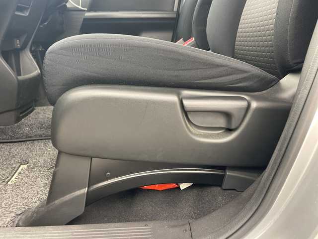 ホンダ フリード スパイク G ジャストセレクション 兵庫県 2011(平23)年 5.5万km アラバスターシルバーメタリック ・リモコンキー/・HIDヘッドライト/・オートライト/・社外１４インチアルミホイール/・フロアマット/・ドアバイザー/・ABS