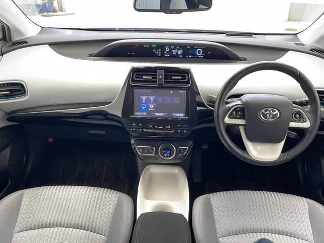 トヨタ プリウス A 沖縄県 2016(平28)年 7.7万km スティールブロンドM 純正９インチナビ　【DSZT-YC4T】/　【ＣＤ　ＤＶＤ　フルセグＴＶ　Ｂｌｕｅｔｏｏｔｈ】/バックカメラ/ドライブレコーダー　【DRT-H64A】/ＥＴＣ/ヘッドアップディスプレイ/ＬＥＤヘッドライト/ブラインドスポットモニター/トヨタセーフティセンス/ステアリングスイッチ/パーキングアシスト/スマートキー/スペアキー有