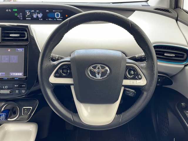 トヨタ プリウス A 沖縄県 2016(平28)年 7.7万km スティールブロンドM 純正９インチナビ　【DSZT-YC4T】/　【ＣＤ　ＤＶＤ　フルセグＴＶ　Ｂｌｕｅｔｏｏｔｈ】/バックカメラ/ドライブレコーダー　【DRT-H64A】/ＥＴＣ/ヘッドアップディスプレイ/ＬＥＤヘッドライト/ブラインドスポットモニター/トヨタセーフティセンス/ステアリングスイッチ/パーキングアシスト/スマートキー/スペアキー有