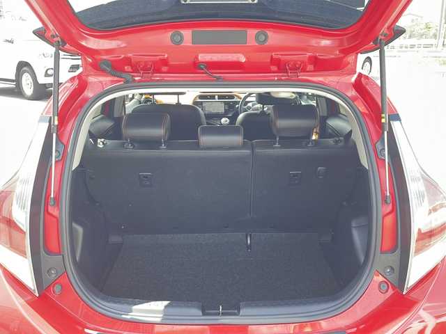 トヨタ アクア X－URBAN ソリッド 新潟県 2017(平29)年 7.7万km スーパーレッドⅤ ワンオーナー/ALPINE製ナビ:EX8V/バックカメラ/衝突軽減システム/レーンキープアシスト/オートマチックハイビーム/ルーフレール/純正アルミホイール/LEDヘッドライト/ETC/取扱説明書/保証書