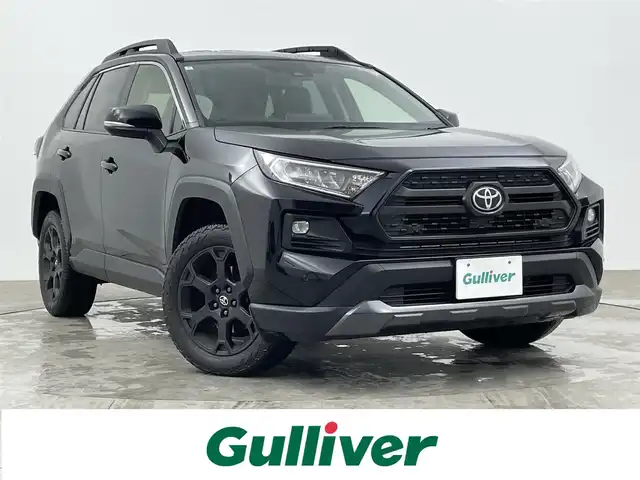 トヨタ ＲＡＶ４ アドベンチャー オフロードPKG 大分県 2022(令4)年 2.8万km アティチュードブラックマイカ 純正ディスプレイオーディオ/（ＢＴ・ＡＭ・ＦＭ・ＵＳＢ）/トヨタセーフティーセンス/・プリクラッシュセーフティ/・レーントレーシングアシスト/・ブラインドスポットモニター/・リアクロストラフィックアラート/・アダブティブクルーズコントロール/・オートマチックハイビーム/・ロードサインアシスト/・駐車時支援パーキングサポートシステム/4WD/ビルトインＥＴＣ　/前後クリアランスソナー/ダウンヒルアシスト/前席シートヒーター/前席エアーシート/ステアリングヒーター/運転席パワーシート/メモリシート/パワーバックドア/バックカメラ/社外ゴムフロアマット/純正１８インチAW/ルーフレール/オートライト/LEDヘッドライト/フォグランプ/スマートキー/プッシュスタート/電動パーキングブレーキ/オートブレーキホールド/スペアキー/保証書/取扱説明書