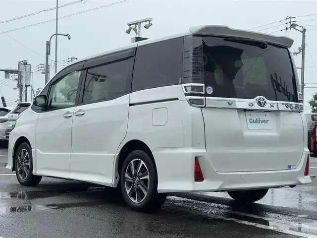 トヨタ ヴォクシー ZS 煌Ⅲ 徳島県 2020(令2)年 2万km ホワイトパールクリスタルシャイン 純正9インチナビ　NSZT-Y68T/（CD/DVD/フルセグTV）/純正フリップダウンモニター/バックカメラ/ビルトインETC/クルーズコントロール/両側パワースライドドア/LEDヘッドライト/フォグランプ/オートライト/革巻きステアリング/ステアリングスイッチ/プッシュスタート/スマートキー/純正16インチアルミホイール