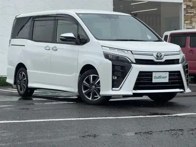 トヨタ ヴォクシー ZS 煌Ⅲ 徳島県 2020(令2)年 2万km ホワイトパールクリスタルシャイン 純正9インチナビ　NSZT-Y68T/（CD/DVD/フルセグTV）/純正フリップダウンモニター/バックカメラ/ビルトインETC/クルーズコントロール/両側パワースライドドア/LEDヘッドライト/フォグランプ/オートライト/革巻きステアリング/ステアリングスイッチ/プッシュスタート/スマートキー/純正16インチアルミホイール