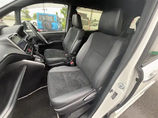 トヨタ ヴォクシー ZS 煌Ⅲ 徳島県 2020(令2)年 2万km ホワイトパールクリスタルシャイン 純正9インチナビ　NSZT-Y68T/（CD/DVD/フルセグTV）/純正フリップダウンモニター/バックカメラ/ビルトインETC/クルーズコントロール/両側パワースライドドア/LEDヘッドライト/フォグランプ/オートライト/革巻きステアリング/ステアリングスイッチ/プッシュスタート/スマートキー/純正16インチアルミホイール