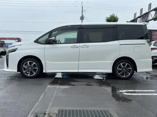 トヨタ ヴォクシー ZS 煌Ⅲ 徳島県 2020(令2)年 2万km ホワイトパールクリスタルシャイン 純正9インチナビ　NSZT-Y68T/（CD/DVD/フルセグTV）/純正フリップダウンモニター/バックカメラ/ビルトインETC/クルーズコントロール/両側パワースライドドア/LEDヘッドライト/フォグランプ/オートライト/革巻きステアリング/ステアリングスイッチ/プッシュスタート/スマートキー/純正16インチアルミホイール