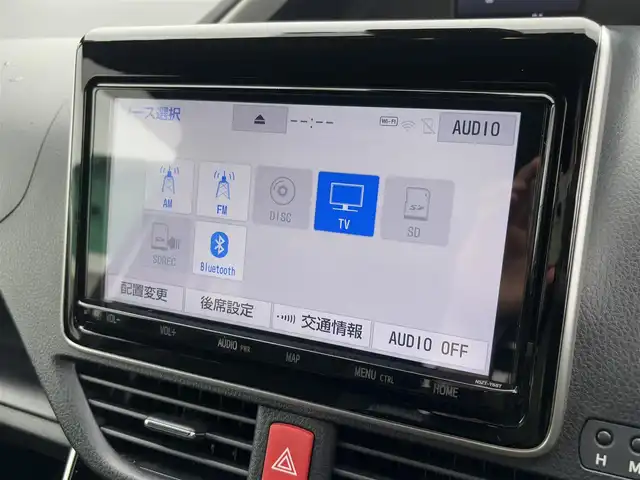 トヨタ ヴォクシー ZS 煌Ⅲ 徳島県 2020(令2)年 2万km ホワイトパールクリスタルシャイン 純正9インチナビ　NSZT-Y68T/（CD/DVD/フルセグTV）/純正フリップダウンモニター/バックカメラ/ビルトインETC/クルーズコントロール/両側パワースライドドア/LEDヘッドライト/フォグランプ/オートライト/革巻きステアリング/ステアリングスイッチ/プッシュスタート/スマートキー/純正16インチアルミホイール