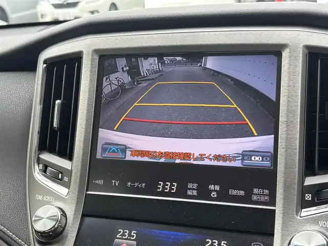 トヨタ クラウン ロイヤル ロイヤルサルーン 東京都 2013(平25)年 5万km ホワイトパールクリスタルシャイン HDDナビゲーションシステム/スーパーライブサウンドシステム（７chオーディオアンプ/１０スピーカー）/バックビューモニター/VSC/TRC/クルーズコントロール/HIDヘッドランプ/LEDフロントフォグランプ/横基調リアコンビネーションランプ/リア標準バンパー/ボディ同色ドアミラー（電動オート格納機能/ヒーター/LEDウィンカー付）メッキ加飾付アウトサイドドアハンドル/上部ブラック/下部ブラウン木目調インパネ加飾/ホワイト指針オプティトロンメーター（自発光式アナログメーター）/革巻きステアリングホイール/手動チルト/テレスコピックステアリング/SRSエアバック  （運転席/助手席/ニー/フロントサイド/カーテン）/ナノイー付左右独立温度調整オートエアコン/マルチオペレーションタッチ/エアコン吹出口スイング機能/フランクセン（ベージュ）ファブリックシート/シートバックアシストグリップ/パワーシート（運転席/助手席）/一体固定式シート（リア）/アームレスト（後席中央）/スマートエントリー/スタートシステム（フロントドア/リアドア/トランクフード）/ブラックエンジンスイッチ