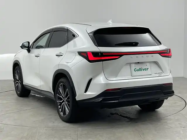 レクサス ＮＸ 450h+ バージョンL 愛知県 2022(令4)年 2.9万km ソニッククォーツ 4WD/レクサスセーフティセンス＋/　　・プリクラッシュセーフティ/　　・レーントレーシングアシスト/　　・レーンディバーチャーアラート/　　・アダプティブハイビームアシスト/　　・ロードサインアシスト/　　・リヤクロストラフィックアラート/　　・レーダークルーズコントロール/クリアランスソナー/ブラインドスポットモニター/ヘッドアップディスプレイ/14インチディスプレイオーディオ/　　・CD/DVD/BT/フルセグ/パノラミックビューモニター/ビルトインETC2.0/置くだけ充電/AC100V/本革巻ステアリングリモコン/ステアリングヒーター/本革シート/パワーシート（前席）/シートポジションメモリ機能（D席）/シートヒーター（全席）/ベンチレーション（前席）/パワーバックドア/純正20インチアルミホイール/3眼LEDヘッドライト/フォグランプ