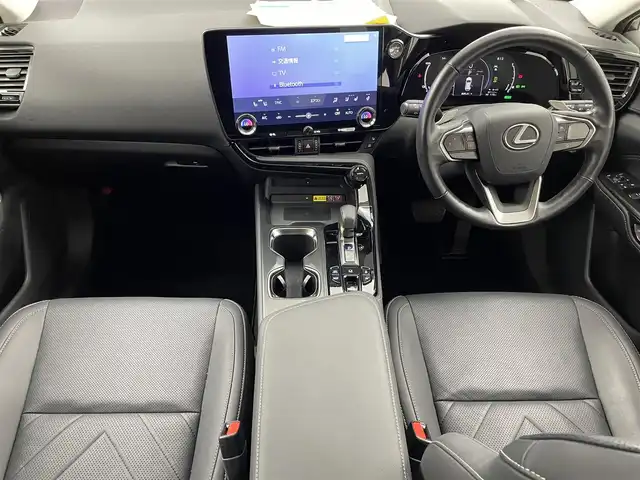 レクサス ＮＸ 450h+ バージョンL 愛知県 2022(令4)年 2.9万km ソニッククォーツ 4WD/レクサスセーフティセンス＋/　　・プリクラッシュセーフティ/　　・レーントレーシングアシスト/　　・レーンディバーチャーアラート/　　・アダプティブハイビームアシスト/　　・ロードサインアシスト/　　・リヤクロストラフィックアラート/　　・レーダークルーズコントロール/クリアランスソナー/ブラインドスポットモニター/ヘッドアップディスプレイ/14インチディスプレイオーディオ/　　・CD/DVD/BT/フルセグ/パノラミックビューモニター/ビルトインETC2.0/置くだけ充電/AC100V/本革巻ステアリングリモコン/ステアリングヒーター/本革シート/パワーシート（前席）/シートポジションメモリ機能（D席）/シートヒーター（全席）/ベンチレーション（前席）/パワーバックドア/純正20インチアルミホイール/3眼LEDヘッドライト/フォグランプ