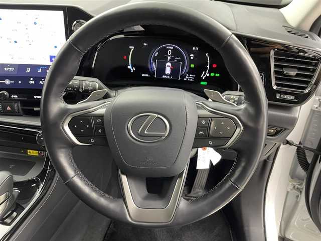 レクサス ＮＸ 450h+ バージョンL 愛知県 2022(令4)年 2.9万km ソニッククォーツ 4WD/レクサスセーフティセンス＋/　　・プリクラッシュセーフティ/　　・レーントレーシングアシスト/　　・レーンディバーチャーアラート/　　・アダプティブハイビームアシスト/　　・ロードサインアシスト/　　・リヤクロストラフィックアラート/　　・レーダークルーズコントロール/クリアランスソナー/ブラインドスポットモニター/ヘッドアップディスプレイ/14インチディスプレイオーディオ/　　・CD/DVD/BT/フルセグ/パノラミックビューモニター/ビルトインETC2.0/置くだけ充電/AC100V/本革巻ステアリングリモコン/ステアリングヒーター/本革シート/パワーシート（前席）/シートポジションメモリ機能（D席）/シートヒーター（全席）/ベンチレーション（前席）/パワーバックドア/純正20インチアルミホイール/3眼LEDヘッドライト/フォグランプ