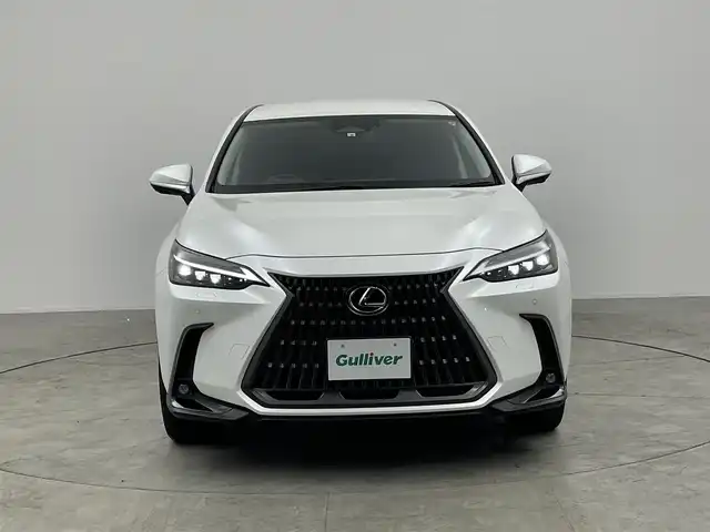 レクサス ＮＸ 450h+ バージョンL 愛知県 2022(令4)年 2.9万km ソニッククォーツ 4WD/レクサスセーフティセンス＋/　　・プリクラッシュセーフティ/　　・レーントレーシングアシスト/　　・レーンディバーチャーアラート/　　・アダプティブハイビームアシスト/　　・ロードサインアシスト/　　・リヤクロストラフィックアラート/　　・レーダークルーズコントロール/クリアランスソナー/ブラインドスポットモニター/ヘッドアップディスプレイ/14インチディスプレイオーディオ/　　・CD/DVD/BT/フルセグ/パノラミックビューモニター/ビルトインETC2.0/置くだけ充電/AC100V/本革巻ステアリングリモコン/ステアリングヒーター/本革シート/パワーシート（前席）/シートポジションメモリ機能（D席）/シートヒーター（全席）/ベンチレーション（前席）/パワーバックドア/純正20インチアルミホイール/3眼LEDヘッドライト/フォグランプ