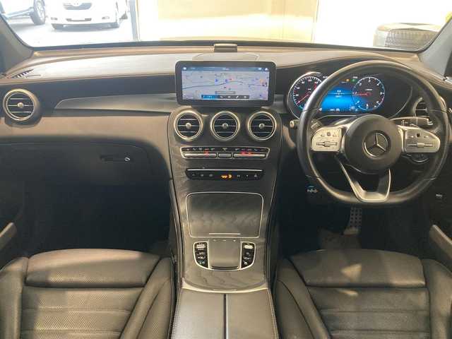 メルセデス・ベンツ ＧＬＣ２２０ d 4マチック AMGライン 熊本県 2020(令2)年 5.9万km オブシディアンブラック ・スマートキー/・プッシュスタート/・パノラマサンルーフ/・アクティブステアリングアシスト/・道路標識アシスト/・アクティブレーンキーピングアシスト/・アクティブブレーキアシスト/・アテンションアシスト/・ブラインドスポットモニター/・レーンチェンジアシスト/・インテリジェントライトシステム/・クルーズコントロール(追従式)/・黒革シート/・前席パワーシート/・全席シートヒーター /・前席エアシート /・純正メモリナビ/　【Bluetooth・USB・AppleCarPlay・AndroidAuto】/・Burmesterサウンドシステム/・フルセグTV/・全方位カメラ/・ETC2.0/・ヘッドアップディスプレイ/・パワーバックドア/・LEDヘッドランプ/・純正マット/・保証書/取説