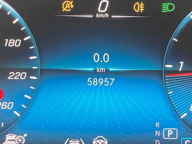 メルセデス・ベンツ ＧＬＣ２２０ d 4マチック AMGライン 熊本県 2020(令2)年 5.9万km オブシディアンブラック ・スマートキー/・プッシュスタート/・パノラマサンルーフ/・アクティブステアリングアシスト/・道路標識アシスト/・アクティブレーンキーピングアシスト/・アクティブブレーキアシスト/・アテンションアシスト/・ブラインドスポットモニター/・レーンチェンジアシスト/・インテリジェントライトシステム/・クルーズコントロール(追従式)/・黒革シート/・前席パワーシート/・全席シートヒーター /・前席エアシート /・純正メモリナビ/　【Bluetooth・USB・AppleCarPlay・AndroidAuto】/・Burmesterサウンドシステム/・フルセグTV/・全方位カメラ/・ETC2.0/・ヘッドアップディスプレイ/・パワーバックドア/・LEDヘッドランプ/・純正マット/・保証書/取説