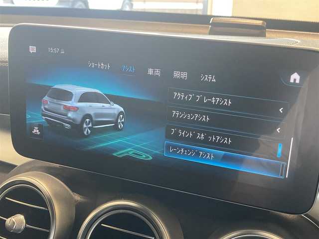 メルセデス・ベンツ ＧＬＣ２２０ d 4マチック AMGライン 熊本県 2020(令2)年 5.9万km オブシディアンブラック ・スマートキー/・プッシュスタート/・パノラマサンルーフ/・アクティブステアリングアシスト/・道路標識アシスト/・アクティブレーンキーピングアシスト/・アクティブブレーキアシスト/・アテンションアシスト/・ブラインドスポットモニター/・レーンチェンジアシスト/・インテリジェントライトシステム/・クルーズコントロール(追従式)/・黒革シート/・前席パワーシート/・全席シートヒーター /・前席エアシート /・純正メモリナビ/　【Bluetooth・USB・AppleCarPlay・AndroidAuto】/・Burmesterサウンドシステム/・フルセグTV/・全方位カメラ/・ETC2.0/・ヘッドアップディスプレイ/・パワーバックドア/・LEDヘッドランプ/・純正マット/・保証書/取説