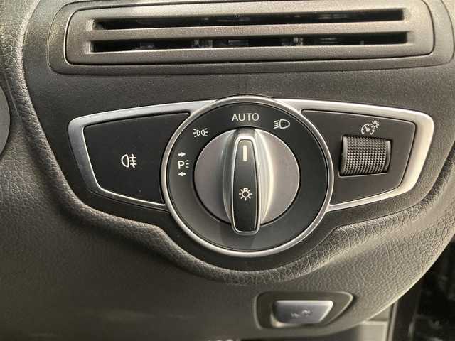 メルセデス・ベンツ ＧＬＣ２２０ d 4マチック AMGライン 熊本県 2020(令2)年 5.9万km オブシディアンブラック ・スマートキー/・プッシュスタート/・パノラマサンルーフ/・アクティブステアリングアシスト/・道路標識アシスト/・アクティブレーンキーピングアシスト/・アクティブブレーキアシスト/・アテンションアシスト/・ブラインドスポットモニター/・レーンチェンジアシスト/・インテリジェントライトシステム/・クルーズコントロール(追従式)/・黒革シート/・前席パワーシート/・全席シートヒーター /・前席エアシート /・純正メモリナビ/　【Bluetooth・USB・AppleCarPlay・AndroidAuto】/・Burmesterサウンドシステム/・フルセグTV/・全方位カメラ/・ETC2.0/・ヘッドアップディスプレイ/・パワーバックドア/・LEDヘッドランプ/・純正マット/・保証書/取説