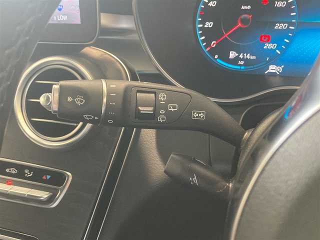 メルセデス・ベンツ ＧＬＣ２２０ d 4マチック AMGライン 熊本県 2020(令2)年 5.9万km オブシディアンブラック ・スマートキー/・プッシュスタート/・パノラマサンルーフ/・アクティブステアリングアシスト/・道路標識アシスト/・アクティブレーンキーピングアシスト/・アクティブブレーキアシスト/・アテンションアシスト/・ブラインドスポットモニター/・レーンチェンジアシスト/・インテリジェントライトシステム/・クルーズコントロール(追従式)/・黒革シート/・前席パワーシート/・全席シートヒーター /・前席エアシート /・純正メモリナビ/　【Bluetooth・USB・AppleCarPlay・AndroidAuto】/・Burmesterサウンドシステム/・フルセグTV/・全方位カメラ/・ETC2.0/・ヘッドアップディスプレイ/・パワーバックドア/・LEDヘッドランプ/・純正マット/・保証書/取説