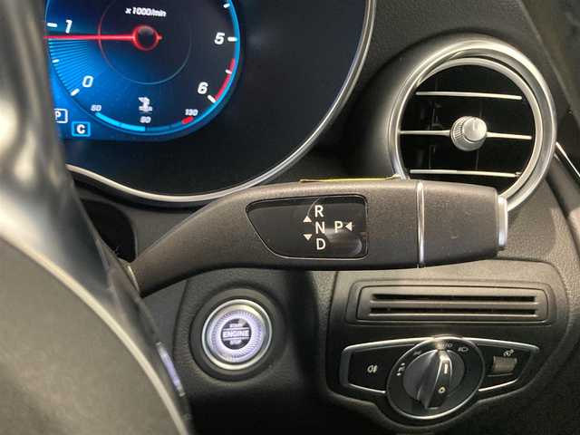 メルセデス・ベンツ ＧＬＣ２２０ d 4マチック AMGライン 熊本県 2020(令2)年 5.9万km オブシディアンブラック ・スマートキー/・プッシュスタート/・パノラマサンルーフ/・アクティブステアリングアシスト/・道路標識アシスト/・アクティブレーンキーピングアシスト/・アクティブブレーキアシスト/・アテンションアシスト/・ブラインドスポットモニター/・レーンチェンジアシスト/・インテリジェントライトシステム/・クルーズコントロール(追従式)/・黒革シート/・前席パワーシート/・全席シートヒーター /・前席エアシート /・純正メモリナビ/　【Bluetooth・USB・AppleCarPlay・AndroidAuto】/・Burmesterサウンドシステム/・フルセグTV/・全方位カメラ/・ETC2.0/・ヘッドアップディスプレイ/・パワーバックドア/・LEDヘッドランプ/・純正マット/・保証書/取説