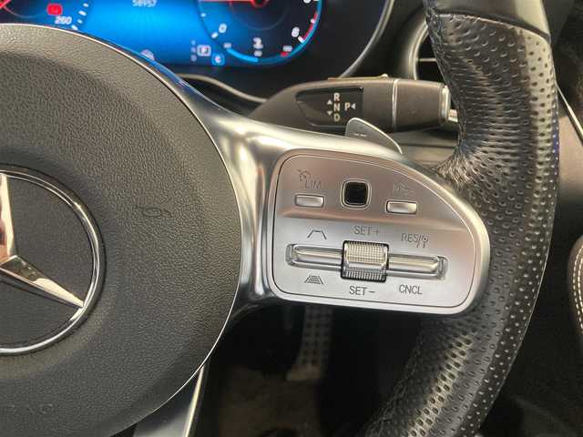 メルセデス・ベンツ ＧＬＣ２２０ d 4マチック AMGライン 熊本県 2020(令2)年 5.9万km オブシディアンブラック ・スマートキー/・プッシュスタート/・パノラマサンルーフ/・アクティブステアリングアシスト/・道路標識アシスト/・アクティブレーンキーピングアシスト/・アクティブブレーキアシスト/・アテンションアシスト/・ブラインドスポットモニター/・レーンチェンジアシスト/・インテリジェントライトシステム/・クルーズコントロール(追従式)/・黒革シート/・前席パワーシート/・全席シートヒーター /・前席エアシート /・純正メモリナビ/　【Bluetooth・USB・AppleCarPlay・AndroidAuto】/・Burmesterサウンドシステム/・フルセグTV/・全方位カメラ/・ETC2.0/・ヘッドアップディスプレイ/・パワーバックドア/・LEDヘッドランプ/・純正マット/・保証書/取説