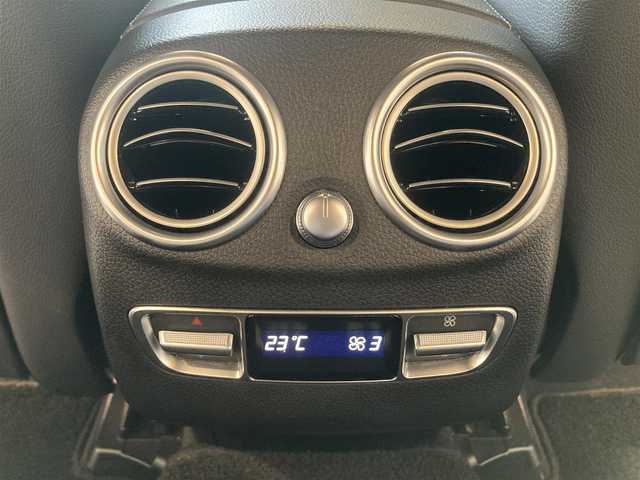 メルセデス・ベンツ ＧＬＣ２２０ d 4マチック AMGライン 熊本県 2020(令2)年 5.9万km オブシディアンブラック ・スマートキー/・プッシュスタート/・パノラマサンルーフ/・アクティブステアリングアシスト/・道路標識アシスト/・アクティブレーンキーピングアシスト/・アクティブブレーキアシスト/・アテンションアシスト/・ブラインドスポットモニター/・レーンチェンジアシスト/・インテリジェントライトシステム/・クルーズコントロール(追従式)/・黒革シート/・前席パワーシート/・全席シートヒーター /・前席エアシート /・純正メモリナビ/　【Bluetooth・USB・AppleCarPlay・AndroidAuto】/・Burmesterサウンドシステム/・フルセグTV/・全方位カメラ/・ETC2.0/・ヘッドアップディスプレイ/・パワーバックドア/・LEDヘッドランプ/・純正マット/・保証書/取説