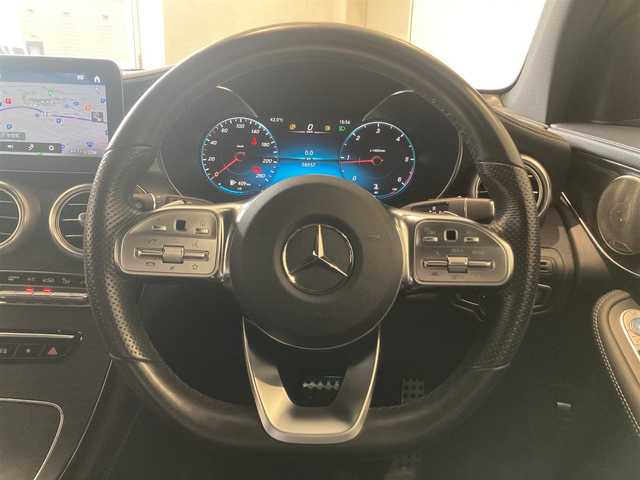 メルセデス・ベンツ ＧＬＣ２２０ d 4マチック AMGライン 熊本県 2020(令2)年 5.9万km オブシディアンブラック ・スマートキー/・プッシュスタート/・パノラマサンルーフ/・アクティブステアリングアシスト/・道路標識アシスト/・アクティブレーンキーピングアシスト/・アクティブブレーキアシスト/・アテンションアシスト/・ブラインドスポットモニター/・レーンチェンジアシスト/・インテリジェントライトシステム/・クルーズコントロール(追従式)/・黒革シート/・前席パワーシート/・全席シートヒーター /・前席エアシート /・純正メモリナビ/　【Bluetooth・USB・AppleCarPlay・AndroidAuto】/・Burmesterサウンドシステム/・フルセグTV/・全方位カメラ/・ETC2.0/・ヘッドアップディスプレイ/・パワーバックドア/・LEDヘッドランプ/・純正マット/・保証書/取説