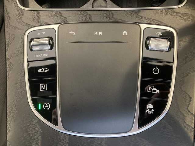 メルセデス・ベンツ ＧＬＣ２２０ d 4マチック AMGライン 熊本県 2020(令2)年 5.9万km オブシディアンブラック ・スマートキー/・プッシュスタート/・パノラマサンルーフ/・アクティブステアリングアシスト/・道路標識アシスト/・アクティブレーンキーピングアシスト/・アクティブブレーキアシスト/・アテンションアシスト/・ブラインドスポットモニター/・レーンチェンジアシスト/・インテリジェントライトシステム/・クルーズコントロール(追従式)/・黒革シート/・前席パワーシート/・全席シートヒーター /・前席エアシート /・純正メモリナビ/　【Bluetooth・USB・AppleCarPlay・AndroidAuto】/・Burmesterサウンドシステム/・フルセグTV/・全方位カメラ/・ETC2.0/・ヘッドアップディスプレイ/・パワーバックドア/・LEDヘッドランプ/・純正マット/・保証書/取説