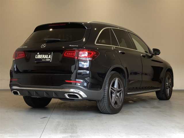 メルセデス・ベンツ ＧＬＣ２２０ d 4マチック AMGライン 熊本県 2020(令2)年 5.9万km オブシディアンブラック ・スマートキー/・プッシュスタート/・パノラマサンルーフ/・アクティブステアリングアシスト/・道路標識アシスト/・アクティブレーンキーピングアシスト/・アクティブブレーキアシスト/・アテンションアシスト/・ブラインドスポットモニター/・レーンチェンジアシスト/・インテリジェントライトシステム/・クルーズコントロール(追従式)/・黒革シート/・前席パワーシート/・全席シートヒーター /・前席エアシート /・純正メモリナビ/　【Bluetooth・USB・AppleCarPlay・AndroidAuto】/・Burmesterサウンドシステム/・フルセグTV/・全方位カメラ/・ETC2.0/・ヘッドアップディスプレイ/・パワーバックドア/・LEDヘッドランプ/・純正マット/・保証書/取説