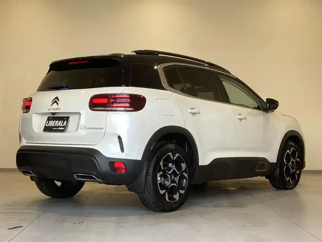 シトロエン シトロエン Ｃ５ エアクロス シャインパック ブルーHDi 熊本県 2023(令5)年 0.4万km ブランナクレ ・スマートキー/・プッシュスタート/・パノラマサンルーフ/・アクティブセーフティブレーキ/・トラフィックサインインドメーション/・疲労検知/・ブラインドスポットモニター/・パーキングアシスト/・パーキングセンサー/・インテリジェントハイビーム/・クルーズコントロール(追従式)/・黒革シート/・D席パワーシート/・前席シートヒーター /・純正ディスプレイオーディオ/　【Bluetooth・USB・AppleCarPlay・AndroidAuto】/・バックカメラ/・左サイドカメラ/・ETC/・ドライブレコーダー(前後録画)/・パワーバックドア/・LEDヘッドランプ/・LEDフォグランプ/・純正マット