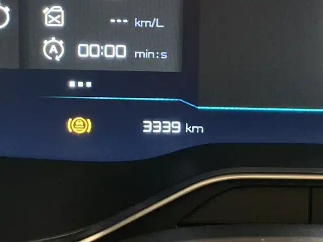 シトロエン シトロエン Ｃ５ エアクロス シャインパック ブルーHDi 熊本県 2023(令5)年 0.4万km ブランナクレ ・スマートキー/・プッシュスタート/・パノラマサンルーフ/・アクティブセーフティブレーキ/・トラフィックサインインドメーション/・疲労検知/・ブラインドスポットモニター/・パーキングアシスト/・パーキングセンサー/・インテリジェントハイビーム/・クルーズコントロール(追従式)/・黒革シート/・D席パワーシート/・前席シートヒーター /・純正ディスプレイオーディオ/　【Bluetooth・USB・AppleCarPlay・AndroidAuto】/・バックカメラ/・左サイドカメラ/・ETC/・ドライブレコーダー(前後録画)/・パワーバックドア/・LEDヘッドランプ/・LEDフォグランプ/・純正マット
