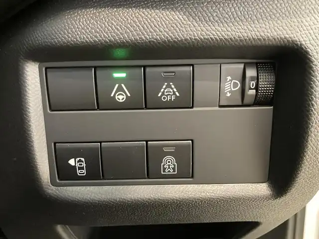 シトロエン シトロエン Ｃ５ エアクロス シャインパック ブルーHDi 熊本県 2023(令5)年 0.4万km ブランナクレ ・スマートキー/・プッシュスタート/・パノラマサンルーフ/・アクティブセーフティブレーキ/・トラフィックサインインドメーション/・疲労検知/・ブラインドスポットモニター/・パーキングアシスト/・パーキングセンサー/・インテリジェントハイビーム/・クルーズコントロール(追従式)/・黒革シート/・D席パワーシート/・前席シートヒーター /・純正ディスプレイオーディオ/　【Bluetooth・USB・AppleCarPlay・AndroidAuto】/・バックカメラ/・左サイドカメラ/・ETC/・ドライブレコーダー(前後録画)/・パワーバックドア/・LEDヘッドランプ/・LEDフォグランプ/・純正マット