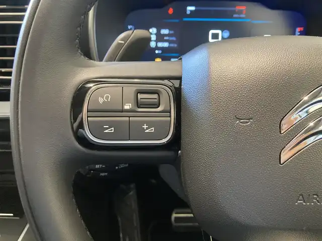 シトロエン シトロエン Ｃ５ エアクロス シャインパック ブルーHDi 熊本県 2023(令5)年 0.4万km ブランナクレ ・スマートキー/・プッシュスタート/・パノラマサンルーフ/・アクティブセーフティブレーキ/・トラフィックサインインドメーション/・疲労検知/・ブラインドスポットモニター/・パーキングアシスト/・パーキングセンサー/・インテリジェントハイビーム/・クルーズコントロール(追従式)/・黒革シート/・D席パワーシート/・前席シートヒーター /・純正ディスプレイオーディオ/　【Bluetooth・USB・AppleCarPlay・AndroidAuto】/・バックカメラ/・左サイドカメラ/・ETC/・ドライブレコーダー(前後録画)/・パワーバックドア/・LEDヘッドランプ/・LEDフォグランプ/・純正マット