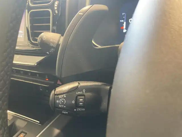 シトロエン シトロエン Ｃ５ エアクロス シャインパック ブルーHDi 熊本県 2023(令5)年 0.4万km ブランナクレ ・スマートキー/・プッシュスタート/・パノラマサンルーフ/・アクティブセーフティブレーキ/・トラフィックサインインドメーション/・疲労検知/・ブラインドスポットモニター/・パーキングアシスト/・パーキングセンサー/・インテリジェントハイビーム/・クルーズコントロール(追従式)/・黒革シート/・D席パワーシート/・前席シートヒーター /・純正ディスプレイオーディオ/　【Bluetooth・USB・AppleCarPlay・AndroidAuto】/・バックカメラ/・左サイドカメラ/・ETC/・ドライブレコーダー(前後録画)/・パワーバックドア/・LEDヘッドランプ/・LEDフォグランプ/・純正マット