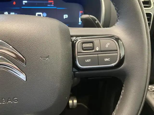シトロエン シトロエン Ｃ５ エアクロス シャインパック ブルーHDi 熊本県 2023(令5)年 0.4万km ブランナクレ ・スマートキー/・プッシュスタート/・パノラマサンルーフ/・アクティブセーフティブレーキ/・トラフィックサインインドメーション/・疲労検知/・ブラインドスポットモニター/・パーキングアシスト/・パーキングセンサー/・インテリジェントハイビーム/・クルーズコントロール(追従式)/・黒革シート/・D席パワーシート/・前席シートヒーター /・純正ディスプレイオーディオ/　【Bluetooth・USB・AppleCarPlay・AndroidAuto】/・バックカメラ/・左サイドカメラ/・ETC/・ドライブレコーダー(前後録画)/・パワーバックドア/・LEDヘッドランプ/・LEDフォグランプ/・純正マット