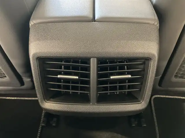 シトロエン シトロエン Ｃ５ エアクロス シャインパック ブルーHDi 熊本県 2023(令5)年 0.4万km ブランナクレ ・スマートキー/・プッシュスタート/・パノラマサンルーフ/・アクティブセーフティブレーキ/・トラフィックサインインドメーション/・疲労検知/・ブラインドスポットモニター/・パーキングアシスト/・パーキングセンサー/・インテリジェントハイビーム/・クルーズコントロール(追従式)/・黒革シート/・D席パワーシート/・前席シートヒーター /・純正ディスプレイオーディオ/　【Bluetooth・USB・AppleCarPlay・AndroidAuto】/・バックカメラ/・左サイドカメラ/・ETC/・ドライブレコーダー(前後録画)/・パワーバックドア/・LEDヘッドランプ/・LEDフォグランプ/・純正マット