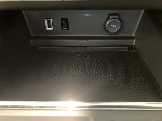 シトロエン シトロエン Ｃ５ エアクロス シャインパック ブルーHDi 熊本県 2023(令5)年 0.4万km ブランナクレ ・スマートキー/・プッシュスタート/・パノラマサンルーフ/・アクティブセーフティブレーキ/・トラフィックサインインドメーション/・疲労検知/・ブラインドスポットモニター/・パーキングアシスト/・パーキングセンサー/・インテリジェントハイビーム/・クルーズコントロール(追従式)/・黒革シート/・D席パワーシート/・前席シートヒーター /・純正ディスプレイオーディオ/　【Bluetooth・USB・AppleCarPlay・AndroidAuto】/・バックカメラ/・左サイドカメラ/・ETC/・ドライブレコーダー(前後録画)/・パワーバックドア/・LEDヘッドランプ/・LEDフォグランプ/・純正マット
