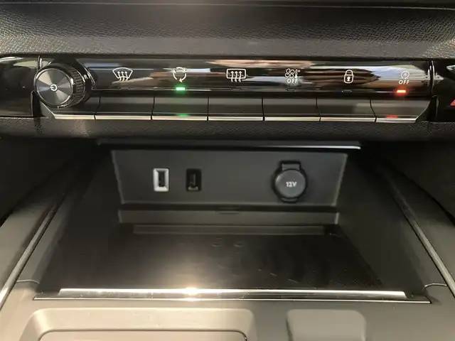 シトロエン シトロエン Ｃ５ エアクロス シャインパック ブルーHDi 熊本県 2023(令5)年 0.4万km ブランナクレ ・スマートキー/・プッシュスタート/・パノラマサンルーフ/・アクティブセーフティブレーキ/・トラフィックサインインドメーション/・疲労検知/・ブラインドスポットモニター/・パーキングアシスト/・パーキングセンサー/・インテリジェントハイビーム/・クルーズコントロール(追従式)/・黒革シート/・D席パワーシート/・前席シートヒーター /・純正ディスプレイオーディオ/　【Bluetooth・USB・AppleCarPlay・AndroidAuto】/・バックカメラ/・左サイドカメラ/・ETC/・ドライブレコーダー(前後録画)/・パワーバックドア/・LEDヘッドランプ/・LEDフォグランプ/・純正マット